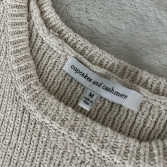 NWOT- CUPCAKES & CASHMERE Revolve Napa Fringe Poncho in Ivory - Picture 8 of 14